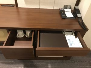 相鉄フレッサイン 東京六本木 ダブルルーム 引き出しの中 マグカップと鏡、LANケーブル、非常灯が入っています