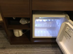 相鉄フレッサイン 東京六本木 ダブルルーム デスクの下 冷蔵庫とドライヤ、電気ケトルがあります