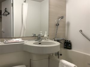 相鉄フレッサイン 東京六本木 ダブルルーム ユニットバス 洗面台とバスタブの水栓はシングルレバー式です