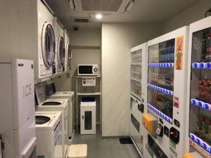相鉄フレッサイン 東京六本木 2階 製氷機とコインランドリ、電子レンジ、自動販売機があります