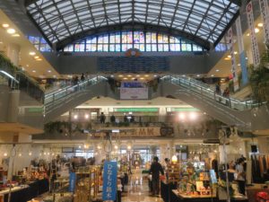 宮崎ブーゲンビリア空港 エスカレーターと神話のステンドグラス