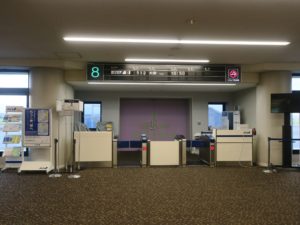 宮崎ブーゲンビリア空港 搭乗口 パタパタ式の便名表示と「これより先禁煙」の表示が泣かせます