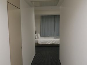 ホテルスカイタワー宮崎駅前 シングルルーム 入り口から窓方向を撮影