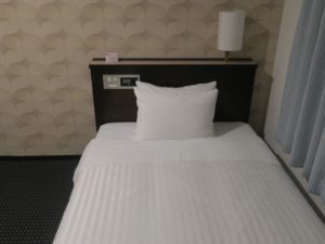 ホテルスカイタワー宮崎駅前 シングルルーム ベッド 前から撮影