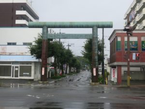 JR日豊本線 宮崎神宮駅 駅前 大きな鳥居があります