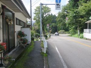 宮崎県 高千穂町 高千穂神社の先 歩く人のみ高千穂峡の近道を通れます