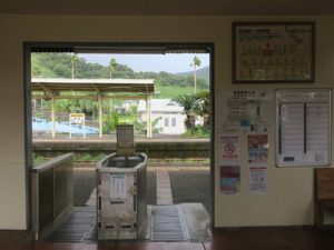JR日南線 青島駅 改札口 待合室から撮影