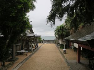 宮崎市 青島神社 境内から鬼の洗濯岩を見る