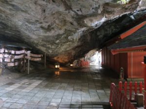 宮崎県 鵜戸神宮 本殿の裏 御乳岩があります