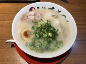ワンタン麺 長浜ナンバーワンにて