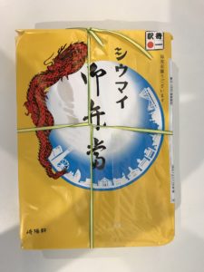 崎陽軒 シウマイ弁当 外箱 羽田空港で買いました ひもが巻いてあります