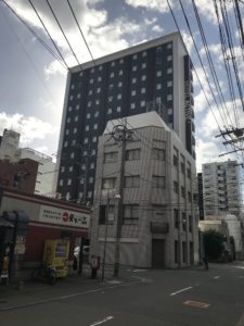 ホテル アクティブ! 博多 建物全景 後ろの黒いビルです
