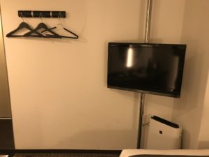ホテル アクティブ! 博多 シングルルーム ベッドの反対側 空気清浄機とハンガー、テレビがあります
