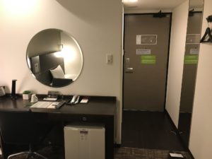 ホテル アクティブ! 博多 シングルルーム 窓から入り口方向を撮影