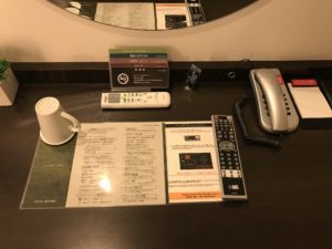 ホテル アクティブ! 博多 シングルルーム デスクの上 電話と有線LANがあります
