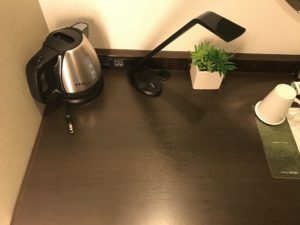 ホテル アクティブ! 博多 シングルルーム デスク上 コンセントと電気ポット、電気スタンドがあります