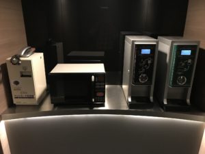 ホテル アクティブ! 博多 シングルルーム エレベーターホールにある電子レンジと無料の飲み物
