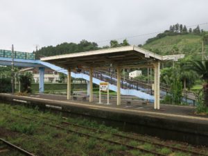 JR日南線 青島駅 2番線・3番線 ホームの上屋とベンチ