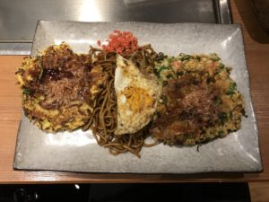 セット熊 豚玉・ねぎ焼き・焼きそば・目玉焼きのセットです めっせ熊 新大阪にて