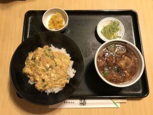 半親子丼と半きしめんのセット 手打生そば 手打きしめん えびすやにて