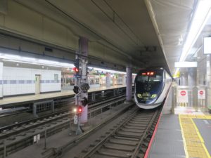 京成本線 成田空港駅 3番線と5番線の間にはバリケードがあります