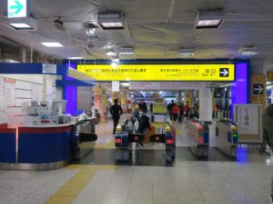 京成本線 空港第2ビル駅 中間改札口 京成本線から空港第2ビル駅に来た時は、この改札口を通過した後、出口改札を通ります