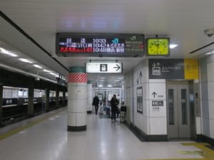 JR成田線 空港第2ビル駅 行先案内 ホームは1本しかないので、すべての列車が同じホームを発着します