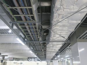 成田空港 第3旅客ターミナル 建物の配線はむき出しです