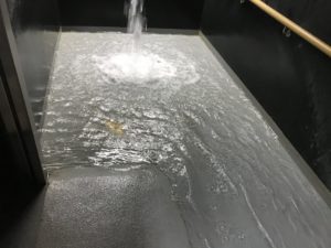 東京湯楽城 脱衣場から先の通路 なぜ通路にお湯が???