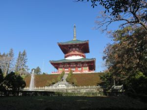 成田山公園 噴水の広場から見える平和大塔