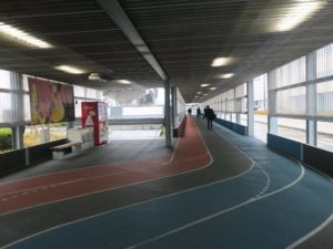 成田空港 第2旅客ターミナルと第3旅客ターミナルとの間の通路 ところどころに休憩所が設けられています