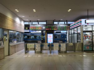JR鳴門線 徳島駅 改札口と売店(セブンイレブン)