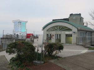 眉山ロープウェイ 山頂駅 駅舎と屋上展望台 横から撮影