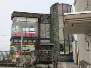眉山 休憩所 1階がレストラン 2階が無料展望室