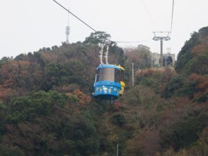 眉山ロープウェイ 反対側から来たゴンドラ ゴンドラは2両編成です