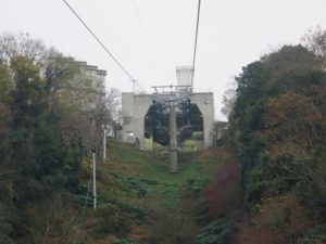 眉山ロープウェイ 山頂駅 ゴンドラ内から撮影