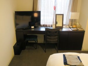ホテルサンルート徳島 ダブルルーム デスクとテレビ