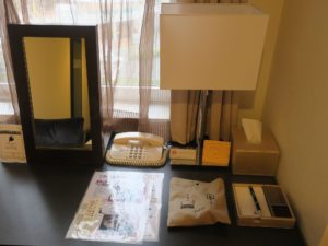 ホテルサンルート徳島 ダブルルーム デスク上 電話・スタンド・ティッシュ・メモ・ケーブル