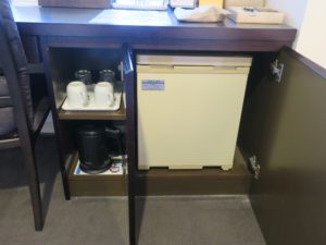 ホテルサンルート徳島 ダブルルーム デスク下 マグカップ・グラス・電気ポット・冷蔵庫