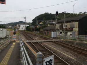 JR牟岐線 桑野駅 構内踏切 警報機はありますが遮断機がありません