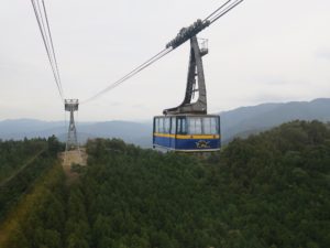 太龍寺ロープウェイ 反対側のゴンドラが1号支柱に向かっています