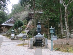 四国霊場 第21番札所 太龍寺 左が本殿 右が多宝塔