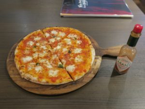 ガーリックピザ Cafe & Bar 炭火焼 ドン・ガバチョにて