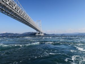 鳴門観光汽船 水中観潮船 アクアエディ号 大鳴門橋 淡路島方向を撮影