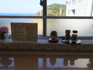 千畳敷 徳島ラーメン カウンターから大鳴門橋が見えます