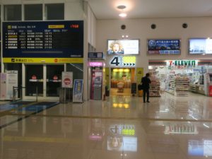徳島阿波踊り空港 1階到着出口とコンビニ