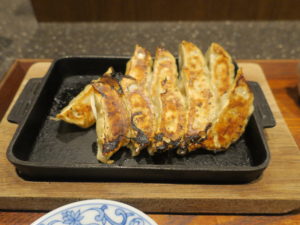 鉄板餃子 10個 新宿天然温泉 テルマー湯にて