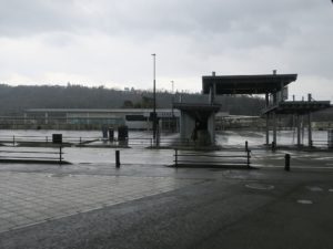 富山地方鉄道本線 新黒部駅 駅全景 黒部宇奈月温泉駅への通路 駅待合室