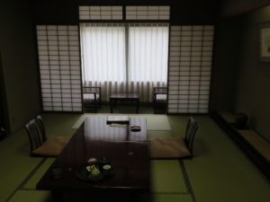 宇奈月温泉 延対寺荘 10畳和室 入り口から窓方向を撮影