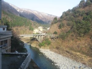 宇奈月温泉 延対寺荘 10畳和室 窓から見える黒部川の渓谷